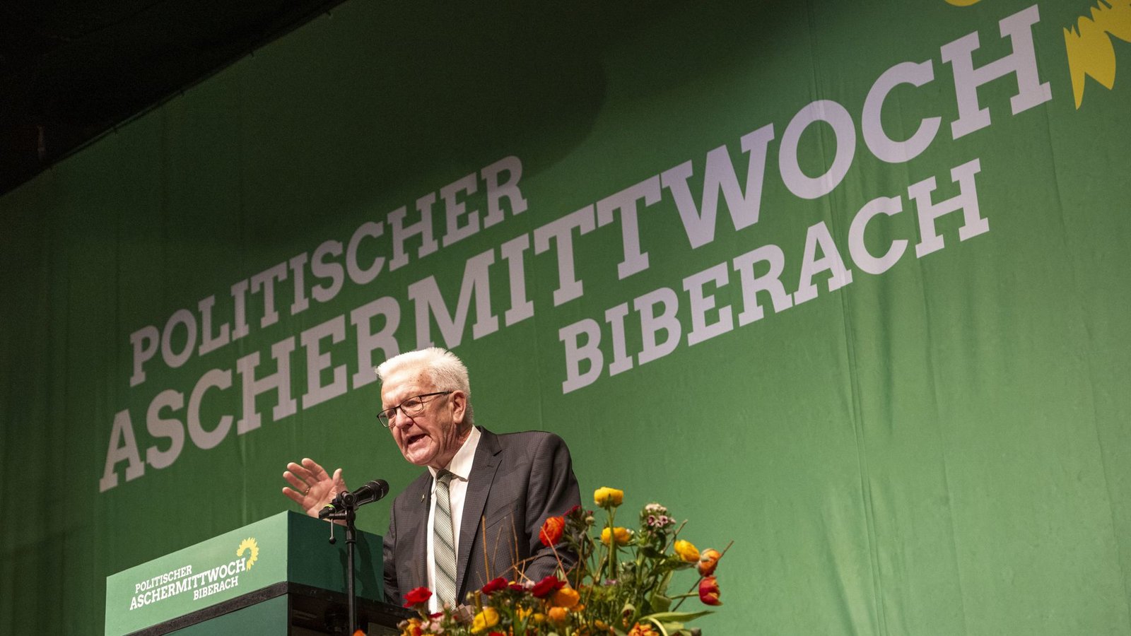 Baden-Württembergs Ministerpräsident Winfried Kretschmann bei seiner Rede in der Biberacher Stadthalle.Foto: dpa/Stefan Puchner