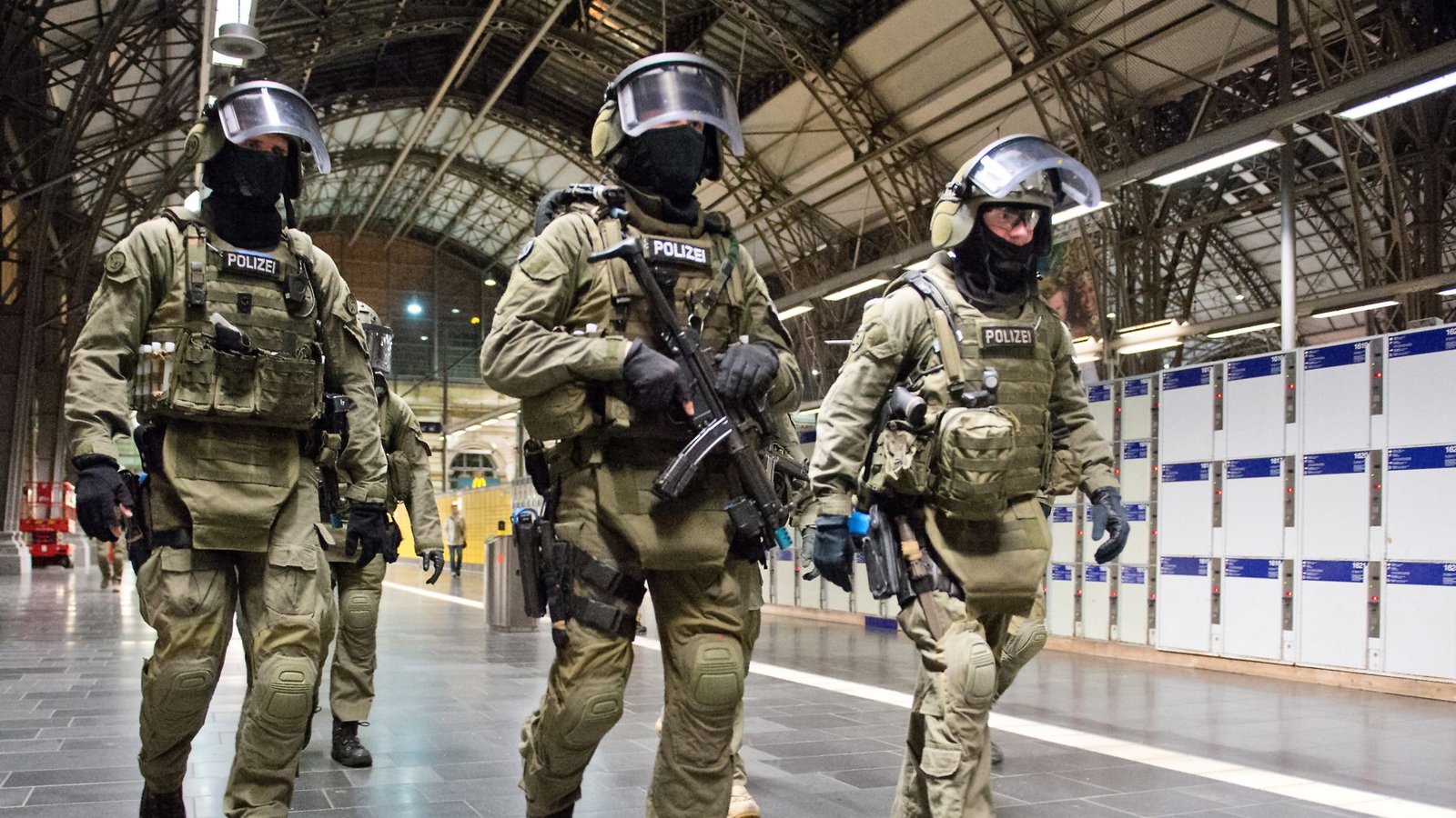 Kampf gegen Terroristen: Polizisten der Grenzschutzgruppe (GSG) 9 trainieren den Ernstfall am Frankfurt Flughafen.Foto: picture alliance/Roessler Kampf gegen Terroristen: Polizisten der Grenzschutzgruppe (GSG) 9 trainieren den Ernstfall am Frankfurt Flughafen.Foto: picture alliance/Roessler