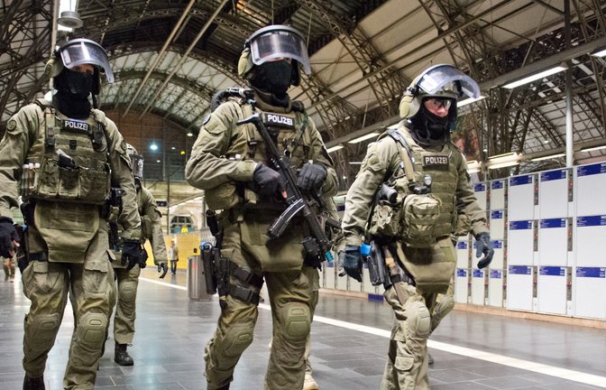 Kampf gegen Terroristen: Polizisten der Grenzschutzgruppe (GSG) 9 trainieren den Ernstfall am Frankfurt Flughafen.<span class='image-autor'>Foto: picture alliance/Roessler</span>