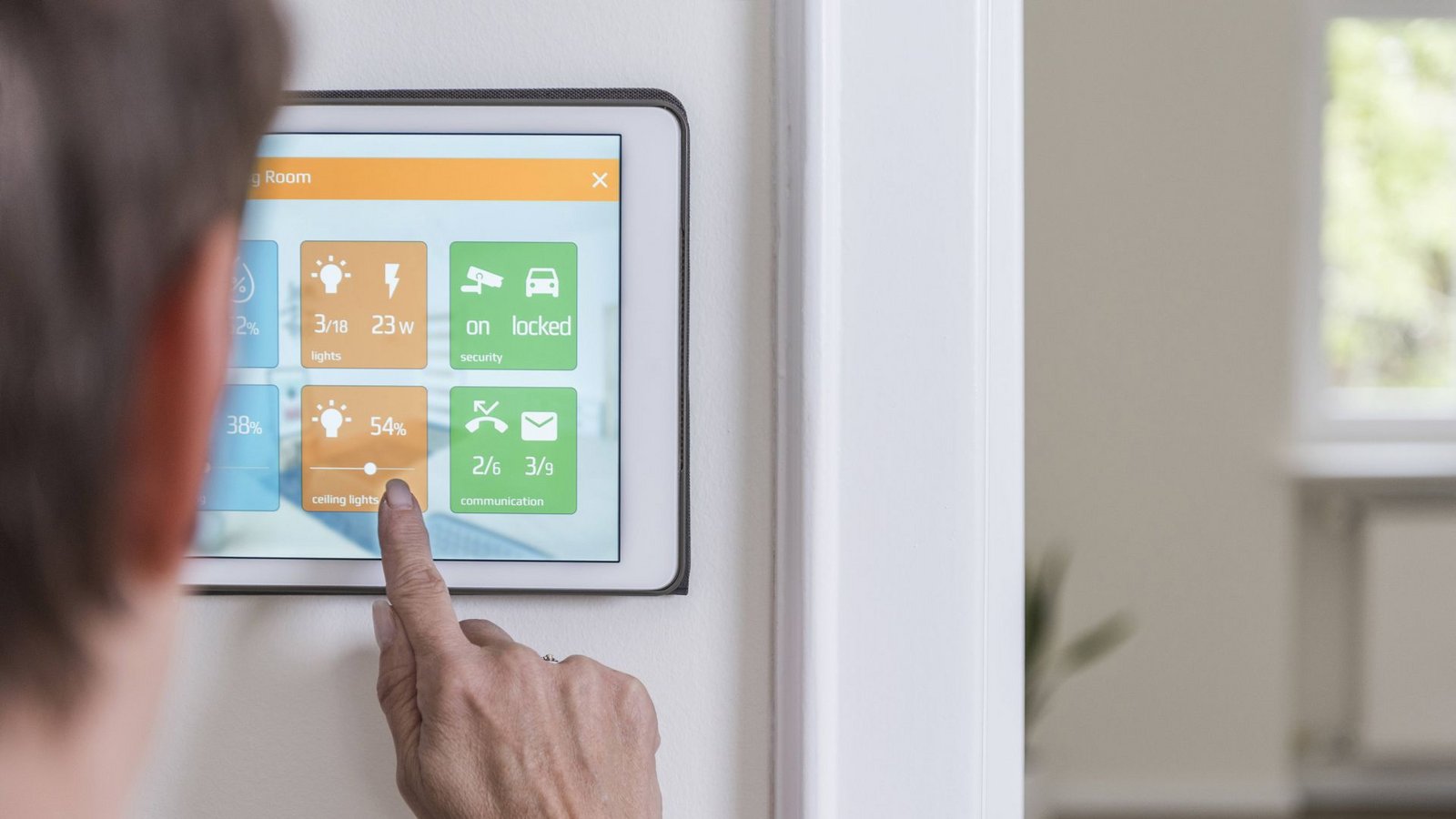Das Smart Home lässt sich mithilfe einer App über ein Tablet oder ein Smartphone steuern.Foto: imago/Westend61 Das Smart Home lässt sich mithilfe einer App über ein Tablet oder ein Smartphone steuern.Foto: imago/Westend61