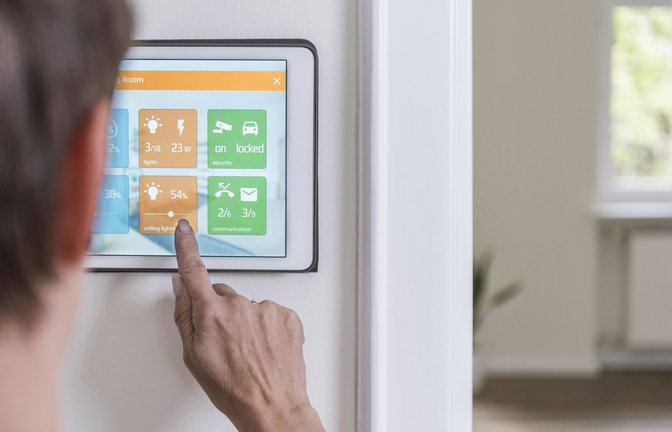 Das Smart Home lässt sich mithilfe einer App über ein Tablet oder ein Smartphone steuern.<span class='image-autor'>Foto: imago/Westend61</span>