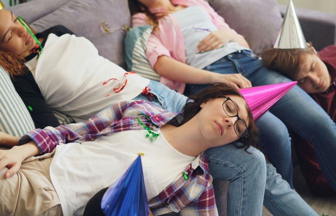 Was treiben die  Jugendlichen bei der Übernachtungsparty? Trinken sie Alkohol? Der Gedanke macht vielen Eltern Angst.<span class='image-autor'>Foto: Unsplash/ Vitaly Gariev</span>