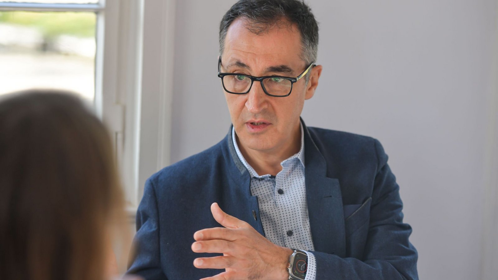 Cem Özdemir und andere Vertreter der Politik sprechen der Polizei ihre Unterstützung aus.Foto: Lichtgut/Max Kovalenko