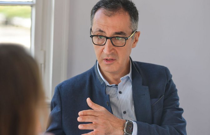 Cem Özdemir und andere Vertreter der Politik sprechen der Polizei ihre Unterstützung aus.<span class='image-autor'>Foto: Lichtgut/Max Kovalenko</span>