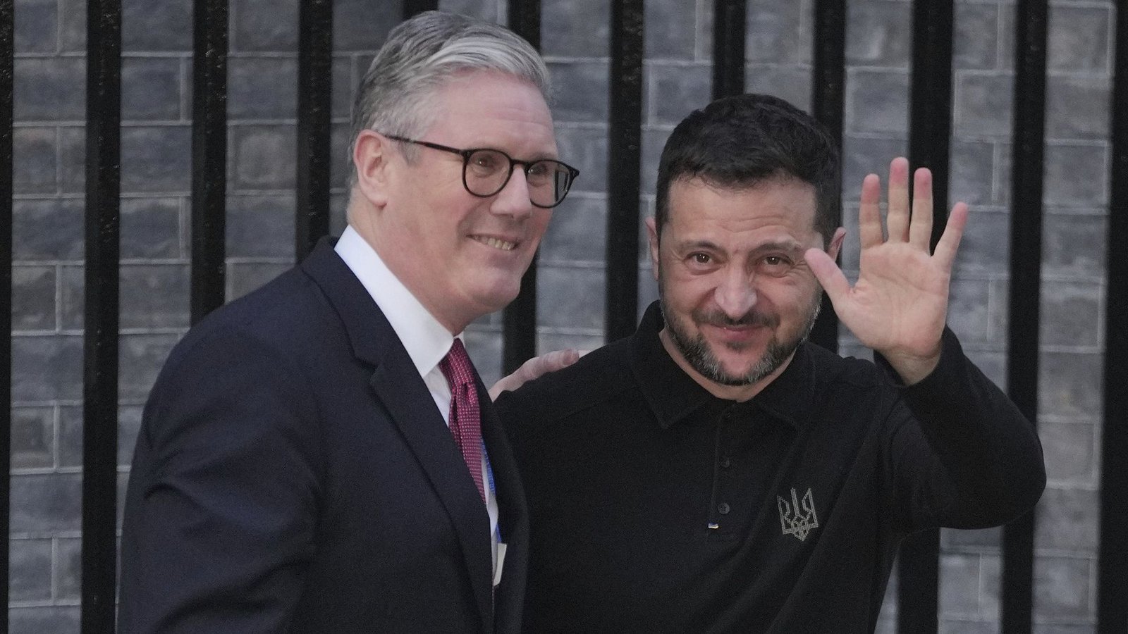 Der britische Premierminister Keir Starmer (l) begrüßt den ukrainischen Präsidenten Wolodymyr Selenskyj vor Downing Street Number 10.Foto: dpa/Kin Cheung