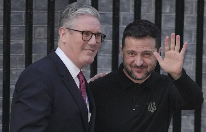 Der britische Premierminister Keir Starmer (l) begrüßt den ukrainischen Präsidenten Wolodymyr Selenskyj vor Downing Street Number 10.<span class='image-autor'>Foto: dpa/Kin Cheung</span>