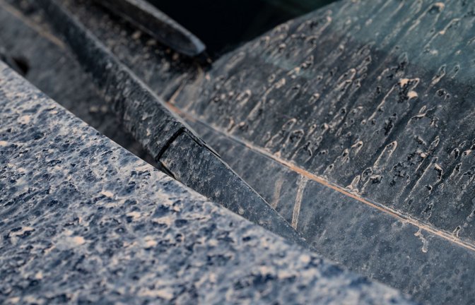 Saharastaub besteht aus feinen Sandkörnern, die auf Lack, Scheiben und Kunststoffoberflächen Kratzer hinterlassen können.<span class='image-autor'>Foto: dpa/Marijan Murat</span>