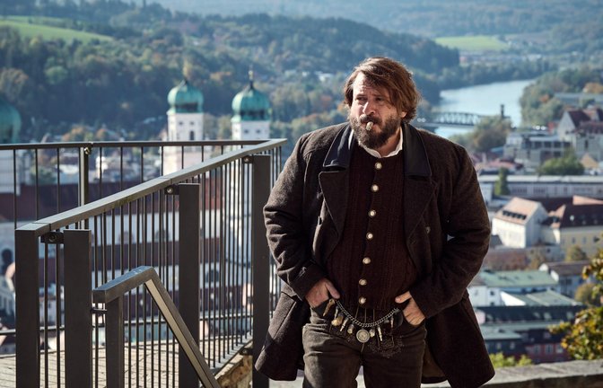 Berti Ottensammer (Daniel Christensen) betritt rauchend den Biergarten.<span class='image-autor'>Foto: BR/ARD Degeto Film/Hager Moss Film GmbH/Bernd Schulle</span>