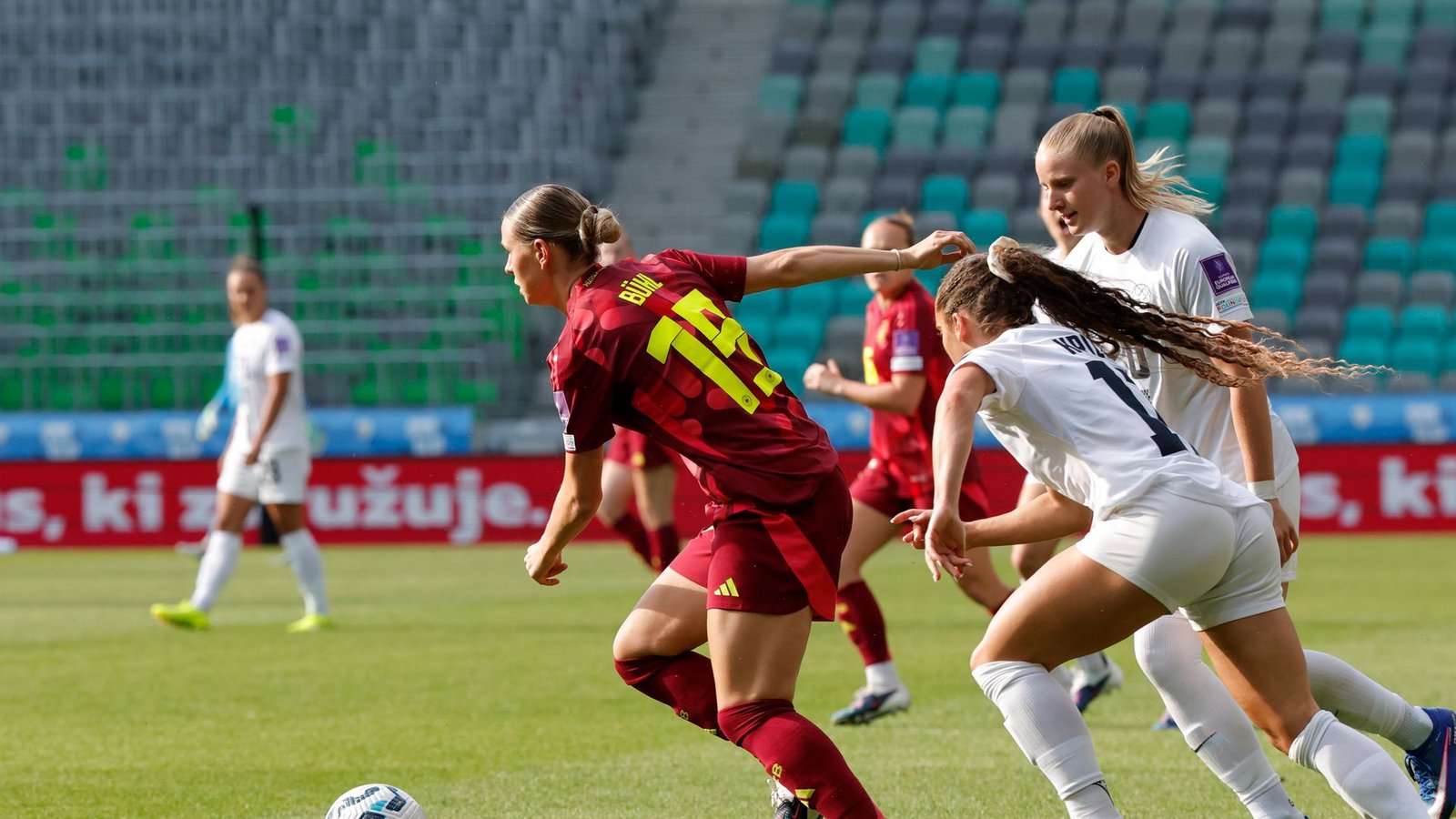 Ihr Eckball leitete das 1:0 ein: Klara Bühl (l).Foto: Ales Fevzer/dpa Ihr Eckball leitete das 1:0 ein: Klara Bühl (l).Foto: Ales Fevzer/dpa
