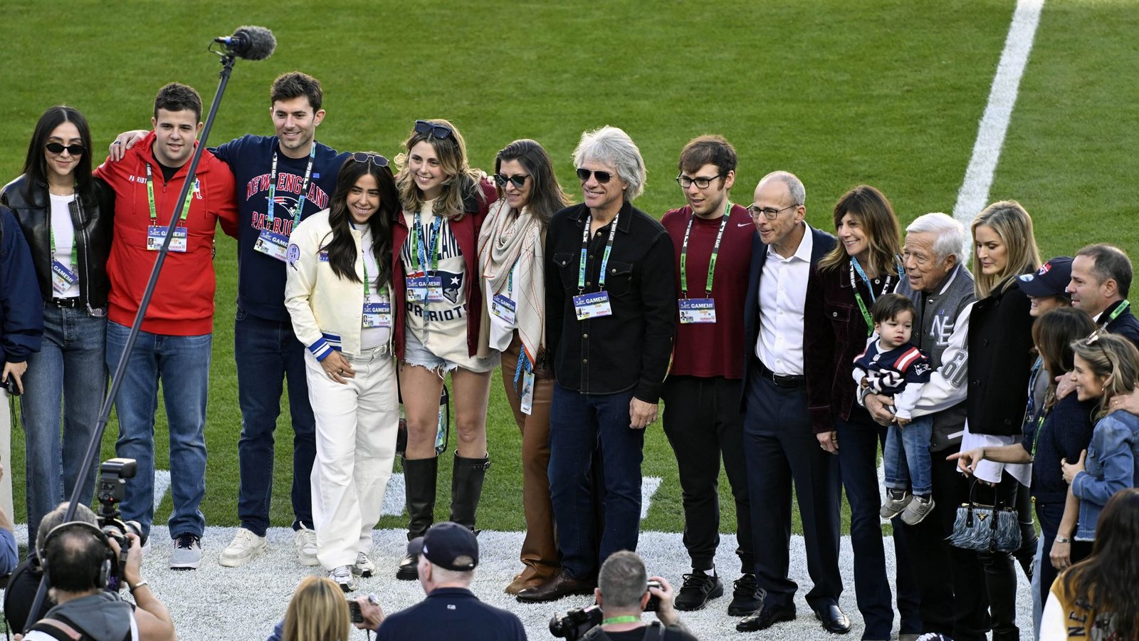 Jon Bon Jovi (Mitte, Sonnenbrille) unter anderem mit dem Patriots-Besitzer Robert Kraft (sechster von rechts)Foto: IMAGO/ZUMA Press