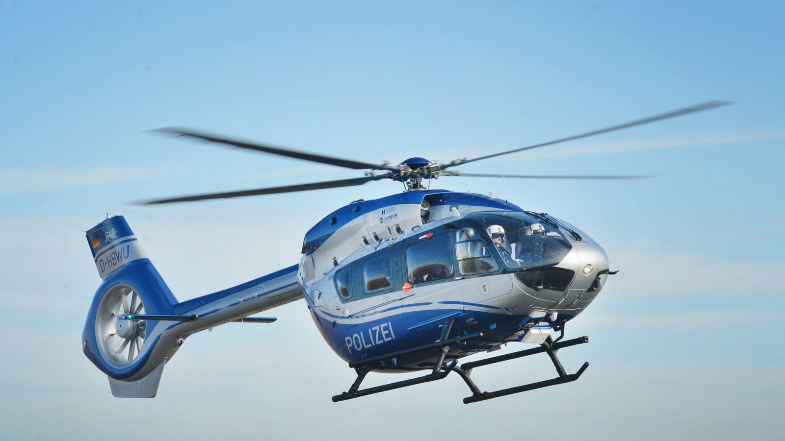 Bei der Suche nach dem Flüchtigen war auch ein Polizeihubschrauber im Einsatz.Foto: picture alliance / dpa/Franziska Kraufmann Bei der Suche nach dem Flüchtigen war auch ein Polizeihubschrauber im Einsatz.Foto: picture alliance / dpa/Franziska Kraufmann