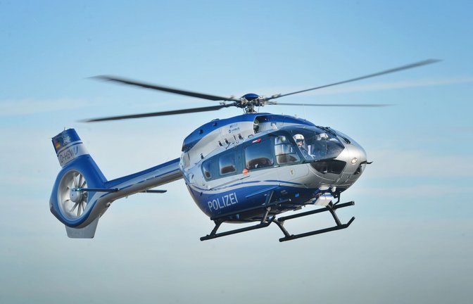 Bei der Suche nach dem Flüchtigen war auch ein Polizeihubschrauber im Einsatz.<span class='image-autor'>Foto: picture alliance / dpa/Franziska Kraufmann</span>
