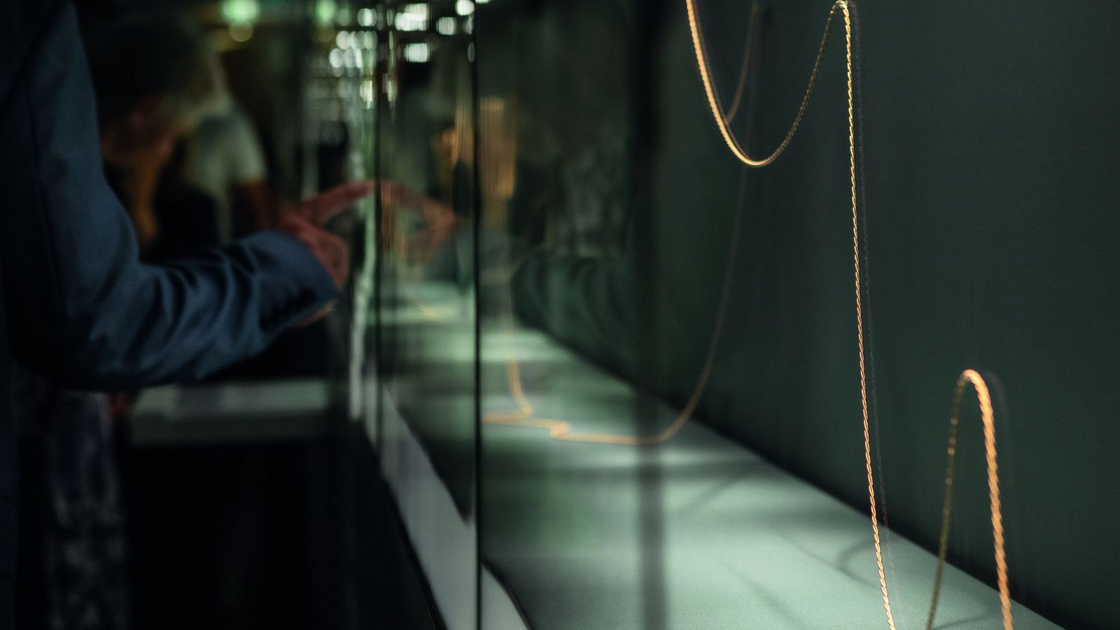 Die längste Goldkordel der Welt hebt und senkt sich in einer 19 Meter langen Vitrine im Pforzheimer Schmuckmuseum.Foto: Wellendorff/Museum