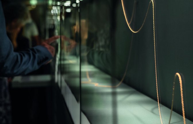 Die längste Goldkordel der Welt hebt und senkt sich in einer 19 Meter langen Vitrine im Pforzheimer Schmuckmuseum.<span class='image-autor'>Foto: Wellendorff/Museum</span>