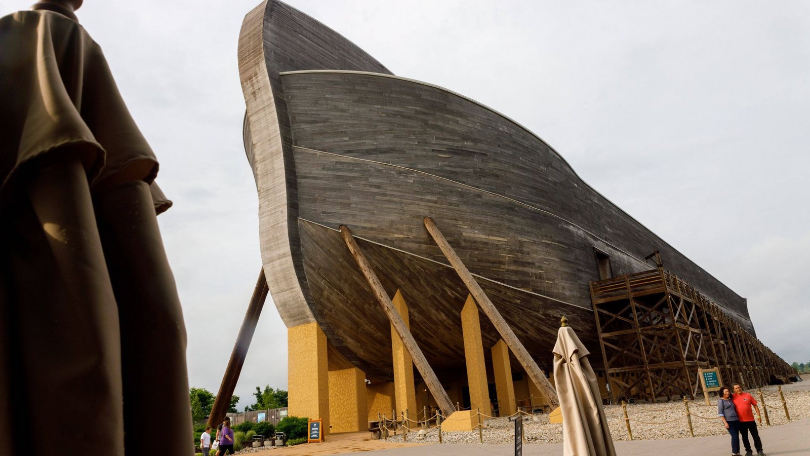 Der „Ark Encounter“ (deutsch: Treffpunkt Arche oder Begegnung mit der Arche) ist ein kreationistischer Themenpark in der US-Stadt Williamstown. Das Hauptgebäude und thematische Zentrum des Parks ist ein Modell der Arche Noach, das entsprechend der biblischen Sintflut-Erzählung konstruiert wurdeFoto: mago/Zuma Wire Der „Ark Encounter“ (deutsch: Treffpunkt Arche oder Begegnung mit der Arche) ist ein kreationistischer Themenpark in der US-Stadt Williamstown. Das Hauptgebäude und thematische Zentrum des Parks ist ein Modell der Arche Noach, das entsprechend der biblischen Sintflut-Erzählung konstruiert wurdeFoto: mago/Zuma Wire