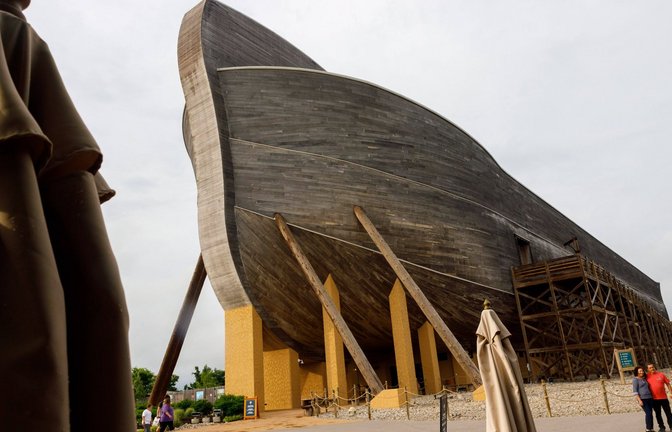 Der „Ark Encounter“ (deutsch: Treffpunkt Arche oder Begegnung mit der Arche) ist ein kreationistischer Themenpark in der US-Stadt Williamstown. Das Hauptgebäude und thematische Zentrum des Parks ist ein Modell der Arche Noach, das entsprechend der biblischen Sintflut-Erzählung konstruiert wurde<span class='image-autor'>Foto: mago/Zuma Wire</span>