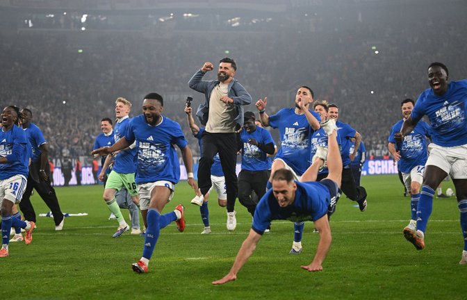 Die Spieler von Schalke jubeln über den Aufstieg in die Bundesliga.<span class='image-autor'>Foto: Bernd Thissen/dpa</span>