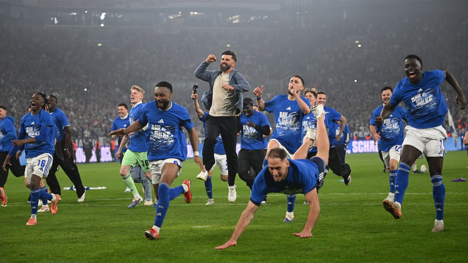 Die Spieler von Schalke jubeln über den Aufstieg in die Bundesliga.Foto: Bernd Thissen/dpa