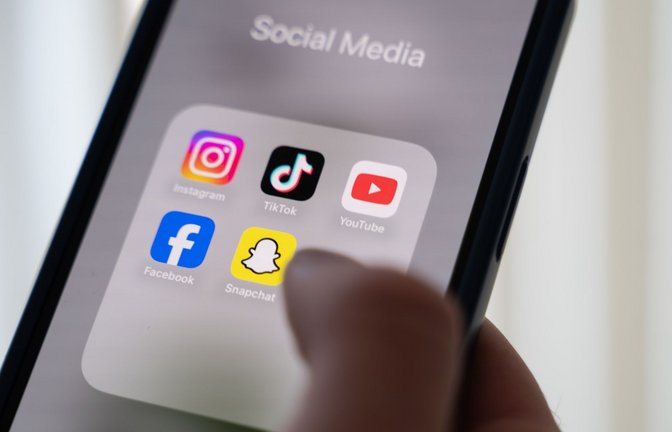 Eine Expertengruppe berät im Auftrag der EU-Kommission über ein mögliches Social-Media-Verbot (Symbolbild).<span class='image-autor'>Foto: Alicia Windzio/dpa</span>