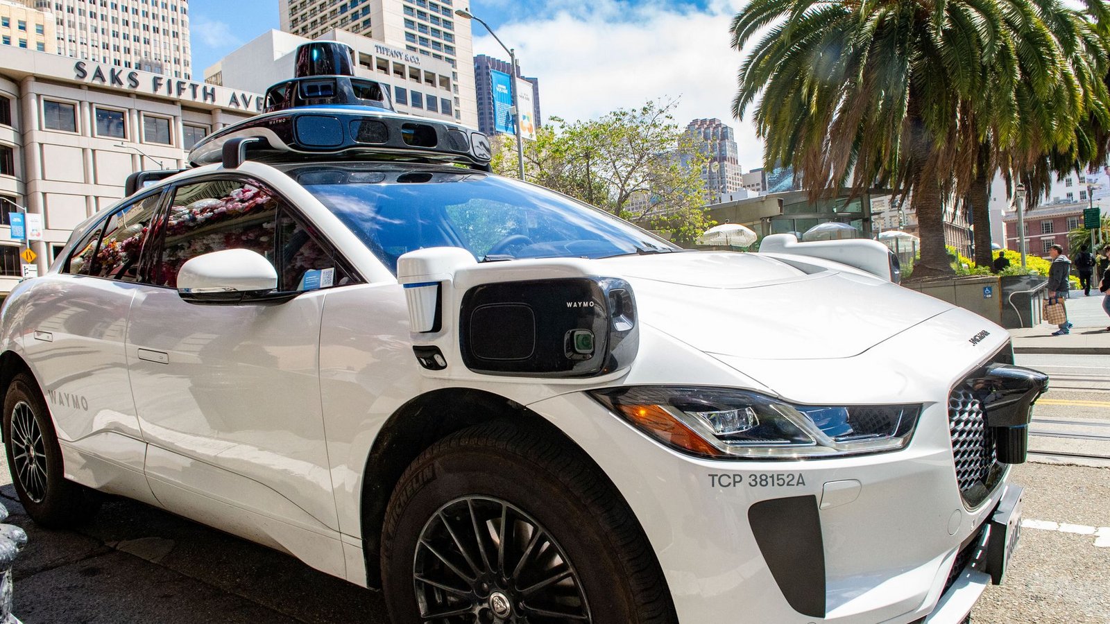 Waymo setzt aktuell umgebaute Elektroautos der britischen Marke Jaguar ein. (Archivbild)Foto: Andrej Sokolow/dpa