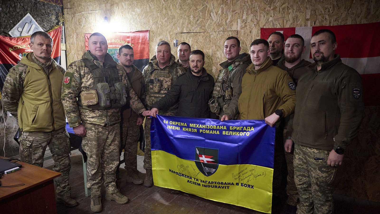 Der ukrainische Präsident Wolodymyr Selenskyj bei einem Truppenbesuch nahe der FrontlinieFoto: dpa/Uncredited Der ukrainische Präsident Wolodymyr Selenskyj bei einem Truppenbesuch nahe der FrontlinieFoto: dpa/Uncredited