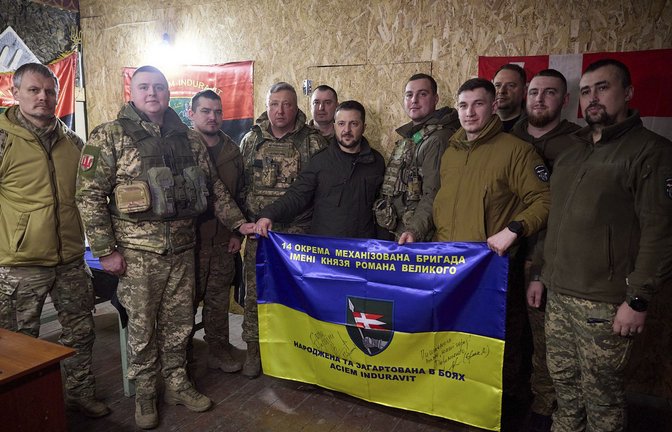 Der ukrainische Präsident Wolodymyr Selenskyj bei einem Truppenbesuch nahe der Frontlinie<span class='image-autor'>Foto: dpa/Uncredited</span>