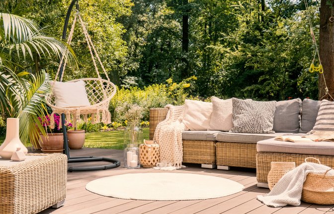 Wie wohnt man im Sommer? Garten-und Balkoneinrichtungen, die an das Wohn-oder Esszimmer erinnern, liegen im Trend.<span class='image-autor'>Foto: Adobe Stock</span>