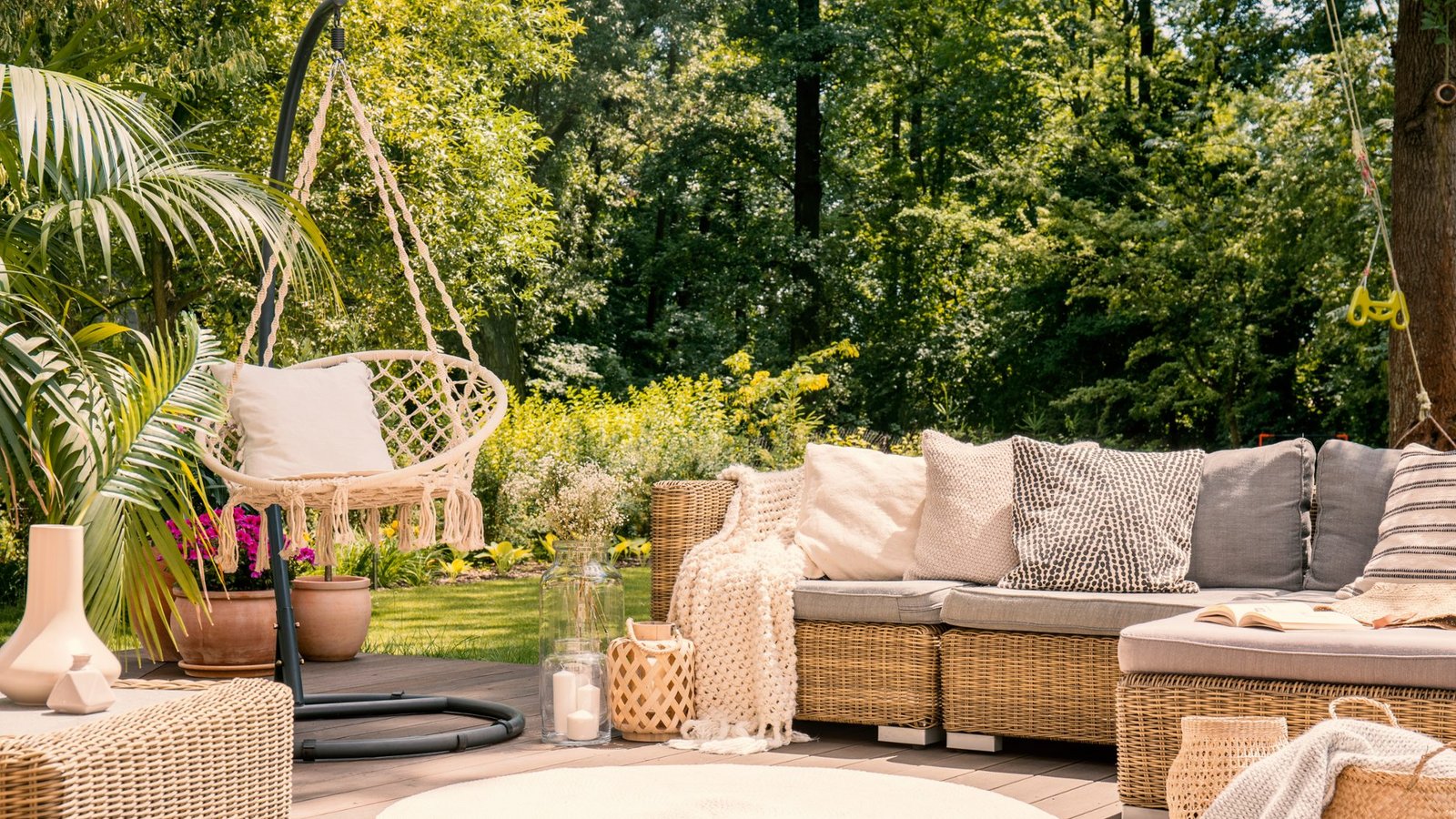 Wie wohnt man im Sommer? Garten-und Balkoneinrichtungen, die an das Wohn-oder Esszimmer erinnern, liegen im Trend.Foto: Adobe Stock Wie wohnt man im Sommer? Garten-und Balkoneinrichtungen, die an das Wohn-oder Esszimmer erinnern, liegen im Trend.Foto: Adobe Stock