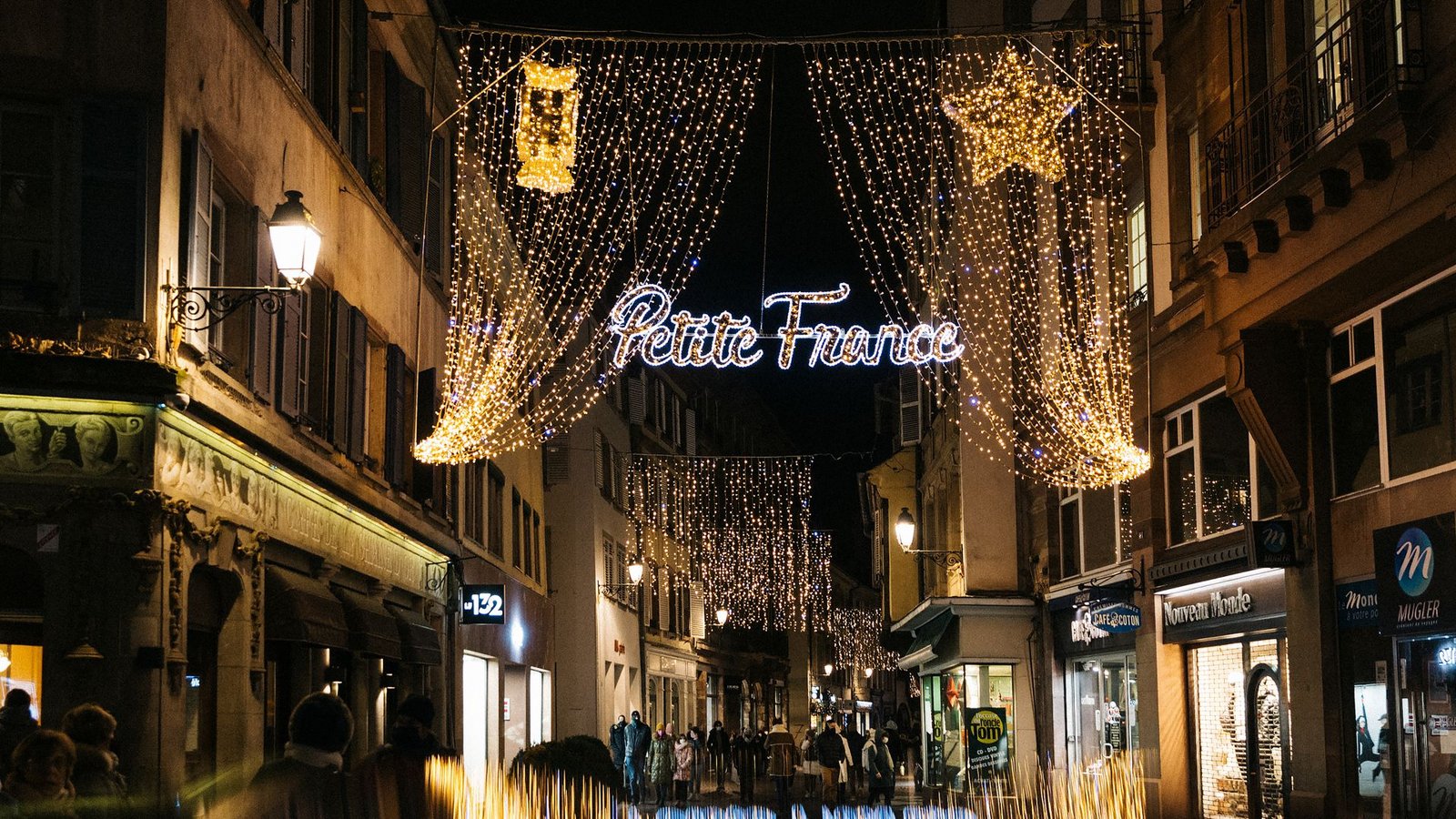 Auch der idyllisch gelegene Stadtteil Pétite France ist weihnachtlich geschmückt.Foto: Abdesslam MIRDASS/Abdesslam MIRDASS