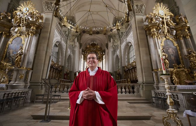 Nico Schmid in der prachtvollen Stiftskirche Sankt Nikolaus. Der 29-Jährige will zeigen, wie Glaube richtig vorgelebt wird.<span class='image-autor'>Foto: Gottfried Stoppel</span>