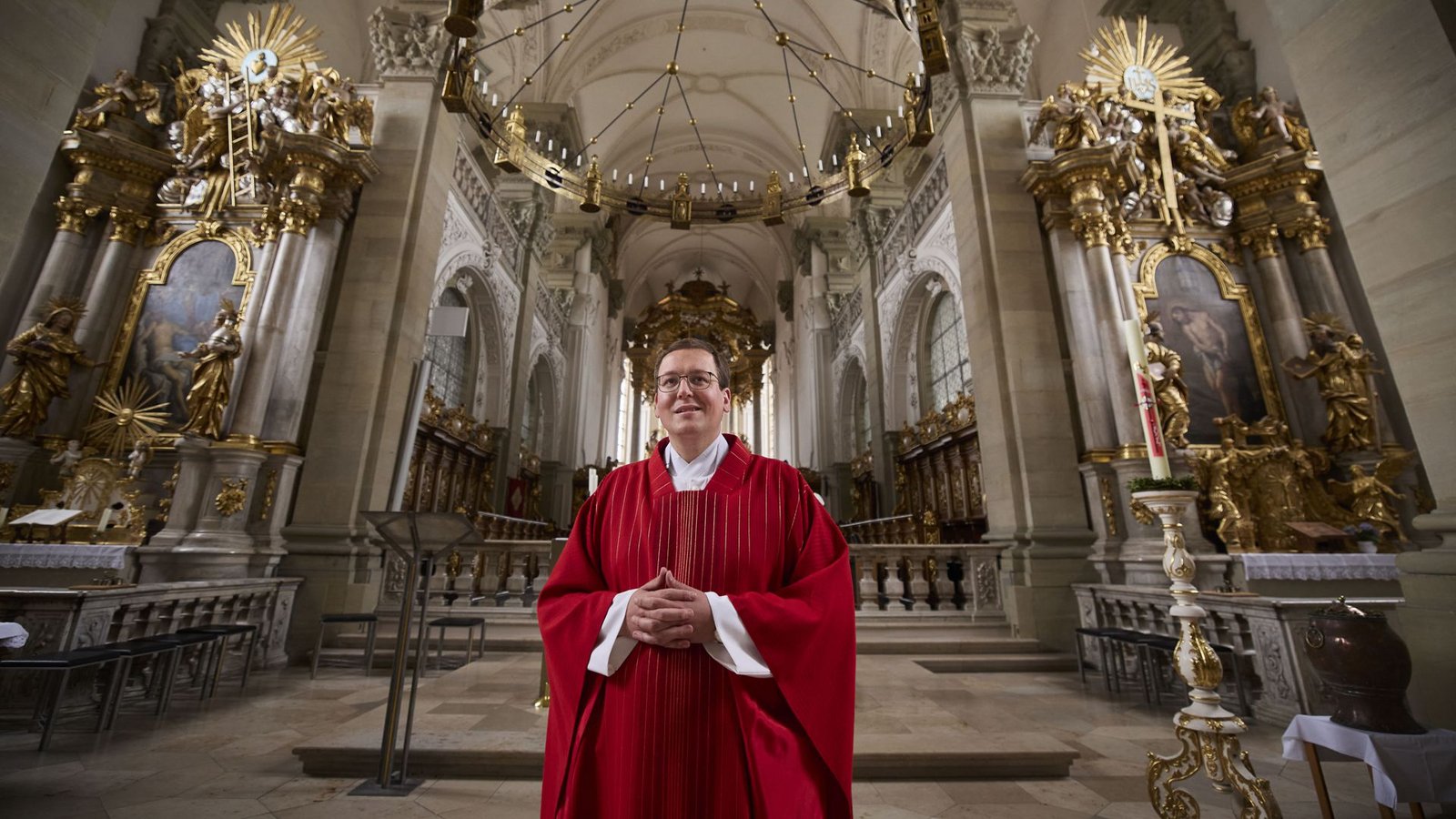 Nico Schmid in der prachtvollen Stiftskirche Sankt Nikolaus. Der 29-Jährige will zeigen, wie Glaube richtig vorgelebt wird.Foto: Gottfried Stoppel Nico Schmid in der prachtvollen Stiftskirche Sankt Nikolaus. Der 29-Jährige will zeigen, wie Glaube richtig vorgelebt wird.Foto: Gottfried Stoppel