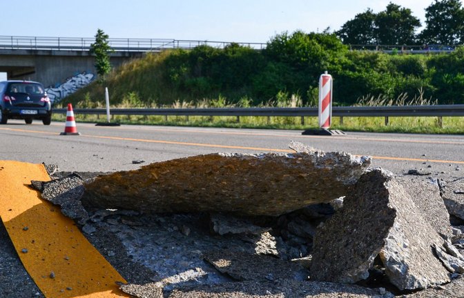 So kann Hitze einer Autobahn zusetzen (Symbolbild).<span class='image-autor'>Foto: Rene Priebe/dpa/dpa-tmn/Rene Priebe</span>