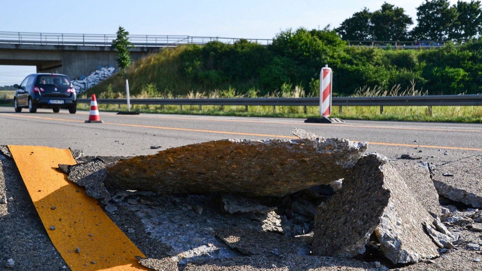 So kann Hitze einer Autobahn zusetzen (Symbolbild).Foto: Rene Priebe/dpa/dpa-tmn/Rene Priebe So kann Hitze einer Autobahn zusetzen (Symbolbild).Foto: Rene Priebe/dpa/dpa-tmn/Rene Priebe