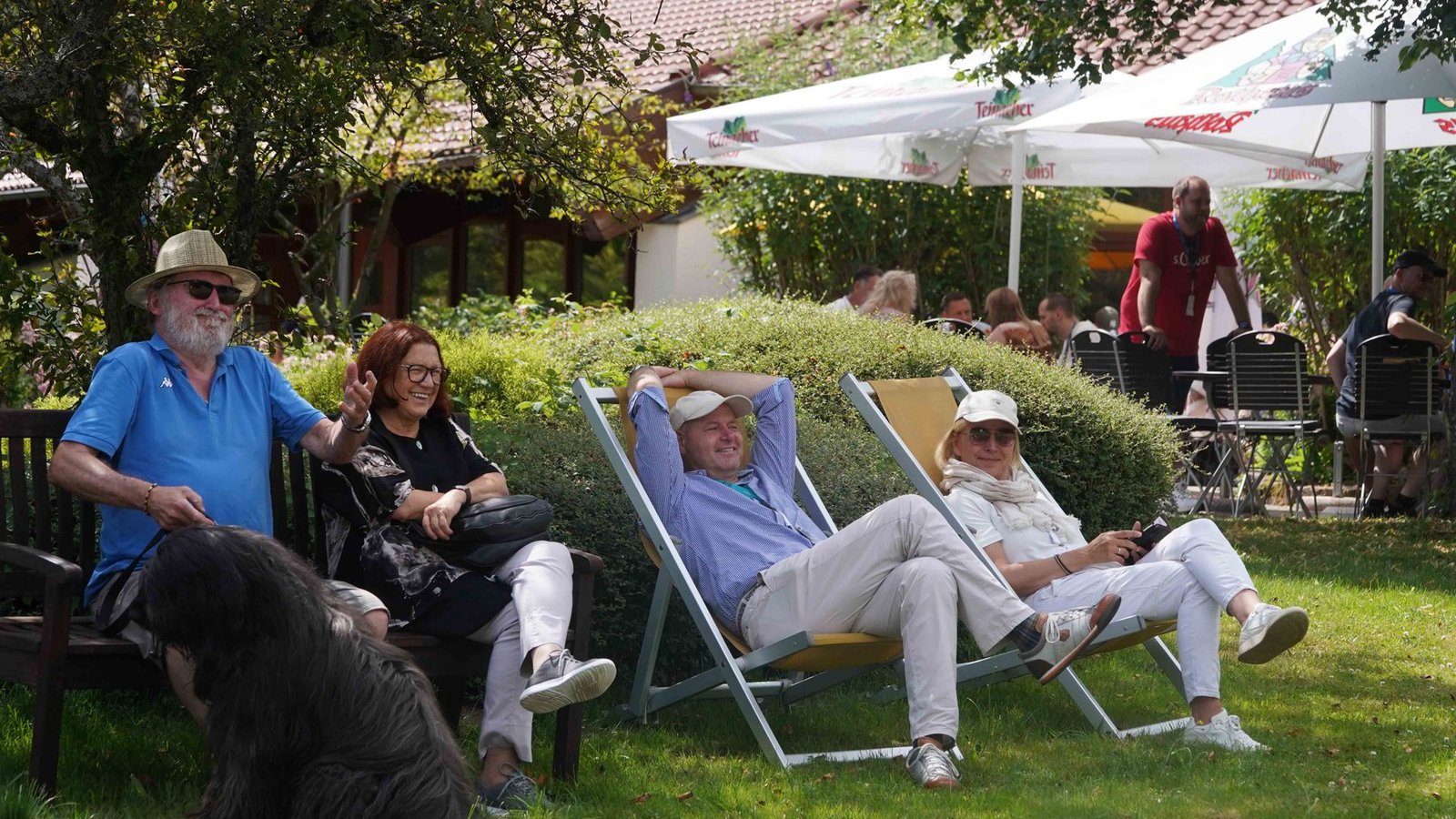 Bei rund 30 Grad suchen sich die Zuschauer schon mal ein schattiges Plätzchen.Foto: Andreas Rosar Fotoagentur-Stuttg