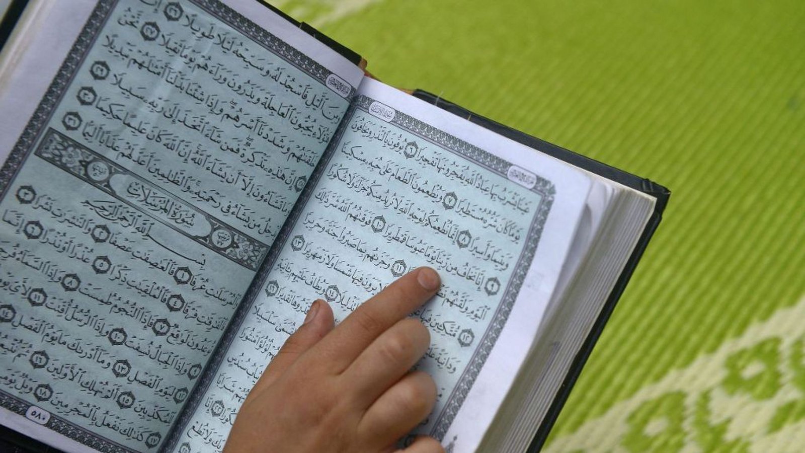 Die Einzigkeit Gottes und die Hingabe an seinen Willen sind zentraler Inhalt des Islam, der auf fünf Säulen ruht: Glaubensbekenntnis (Shahada), fünfmaliges täglich zu vollziehendes Gebet (Salat), Abgabe an die Armen (Zakat), Fasten im heiligen Monat Ramadan (Saum) und Pilgerfahrt nach Mekka (Haddsch).Foto: dpa Die Einzigkeit Gottes und die Hingabe an seinen Willen sind zentraler Inhalt des Islam, der auf fünf Säulen ruht: Glaubensbekenntnis (Shahada), fünfmaliges täglich zu vollziehendes Gebet (Salat), Abgabe an die Armen (Zakat), Fasten im heiligen Monat Ramadan (Saum) und Pilgerfahrt nach Mekka (Haddsch).Foto: dpa