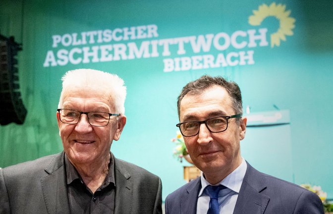 Ministerpräsident Winfried Kretschmann und Bundeslandwirtschaftsminister Cem Özdemir beim politischen Aschermittwoch in Biberach an der Riß.<span class='image-autor'>Foto: dpa/Marijan Murat</span>