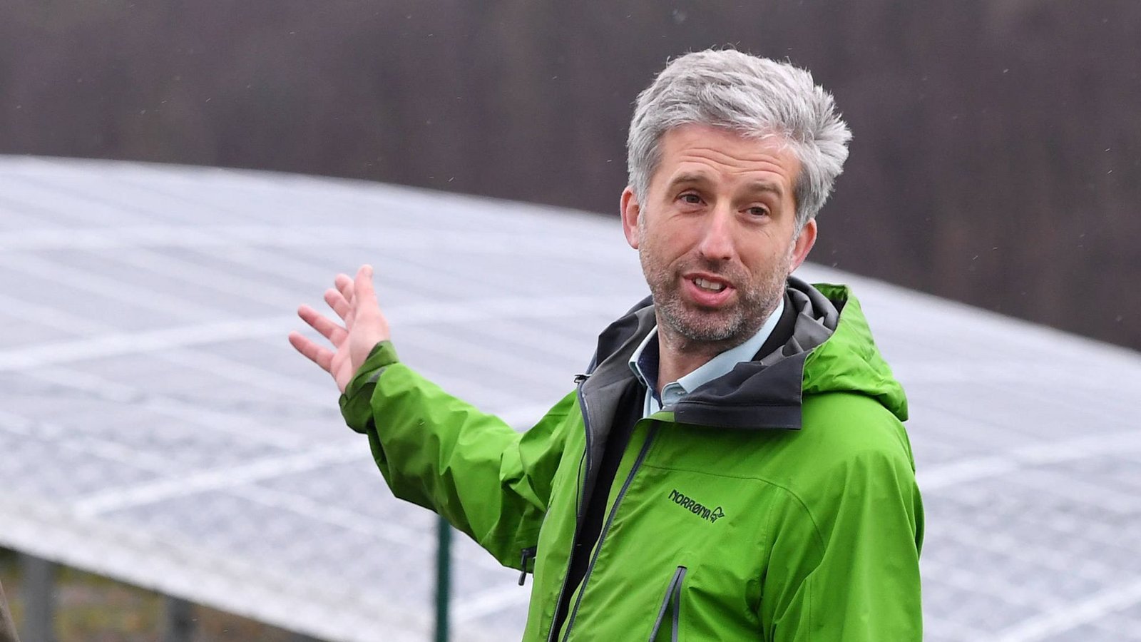 Bei Klimaschutz-Projekten wie diesem Solarpark sind Tübingens OB Boris Palmer und die Grünen auf einer Linie, beim Thema Migration liegen die Positionen weit auseinander.Foto: imago/Ulmer Pressebildagentur Bei Klimaschutz-Projekten wie diesem Solarpark sind Tübingens OB Boris Palmer und die Grünen auf einer Linie, beim Thema Migration liegen die Positionen weit auseinander.Foto: imago/Ulmer Pressebildagentur