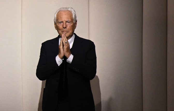 Der italienische Modedesigner Giorgio Armani ist gestorben. (Archivbild)<span class='image-autor'>Foto: AFP/BERTRAND GUAY</span>