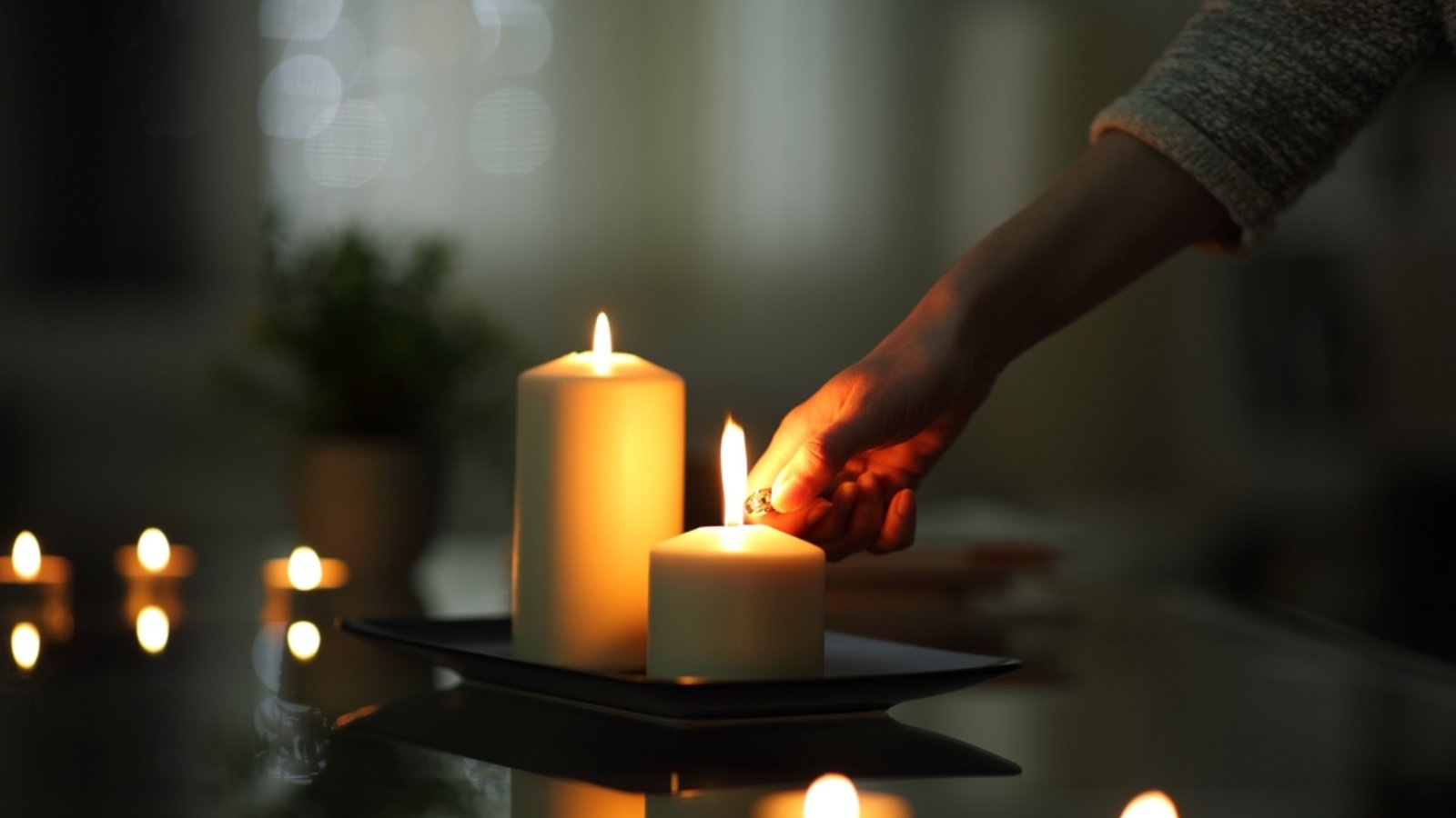 Könnte man die Wohnung auch mit Kerzen heizen?Foto: Pheelings media / shutterstock.com Könnte man die Wohnung auch mit Kerzen heizen?Foto: Pheelings media / shutterstock.com