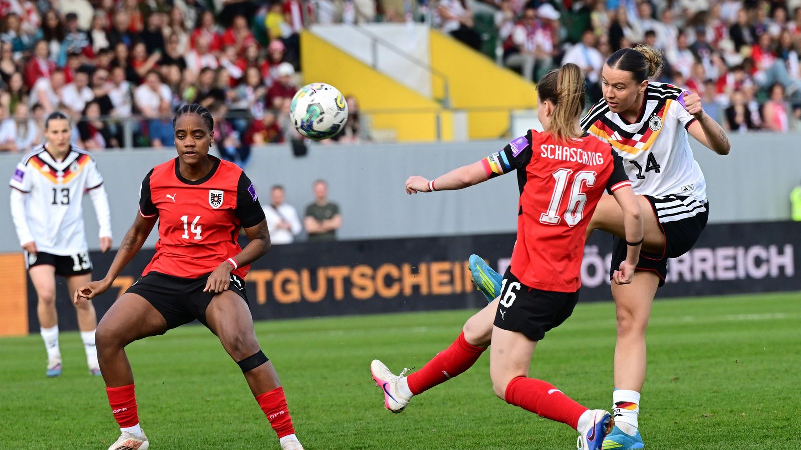 Erstmals in der DFB-Startelf: Bremens Larissa Mühlhaus (r.) beim Schussversuch.Foto: Expa/ Reinhard Eisenbauer/APA/dpa