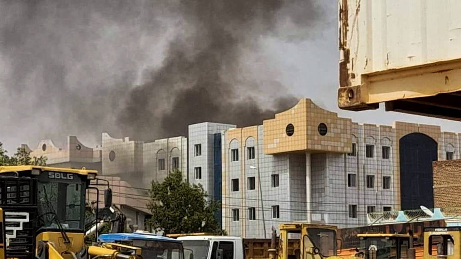 Bild von einer Auseinandersetzung zwischen der paramilitärischen RSF-Miliz und der sudanesischen Armee in Al-Faschir im Jahr 2023.Foto: IMAGO/ZUMA Wire/IMAGO/Stringer Bild von einer Auseinandersetzung zwischen der paramilitärischen RSF-Miliz und der sudanesischen Armee in Al-Faschir im Jahr 2023.Foto: IMAGO/ZUMA Wire/IMAGO/Stringer