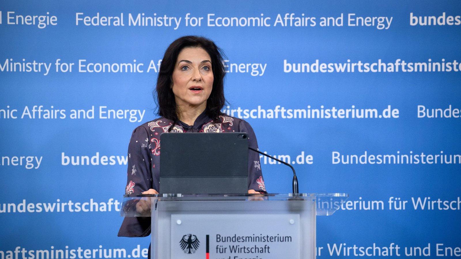 Katherina Reiche (CDU), Bundesministerin für Wirtschaft und Energie, äußert sich bei einer Pressekonferenz zur Freigabe von Ölreserven und zur Überprüfung von Spritpreisen.Foto: Bernd von Jutrczenka/dpa/Bernd von Jutrczenka