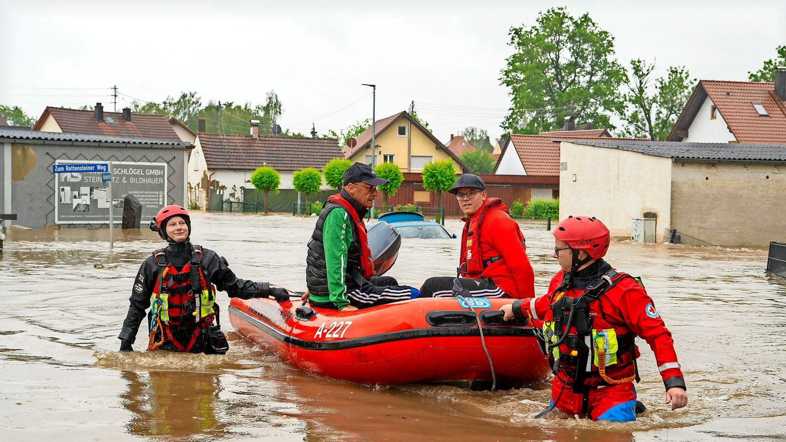 Wasserretter retten in Babenhausen (Bayern) Bewohner aus einem überschwemmten Haus.Foto: dpa/Stefan Puchner Wasserretter retten in Babenhausen (Bayern) Bewohner aus einem überschwemmten Haus.Foto: dpa/Stefan Puchner