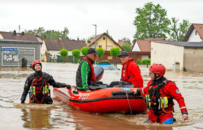 Wasserretter retten in  Babenhausen (Bayern) Bewohner aus einem überschwemmten Haus.<span class='image-autor'>Foto: dpa/Stefan Puchner</span>