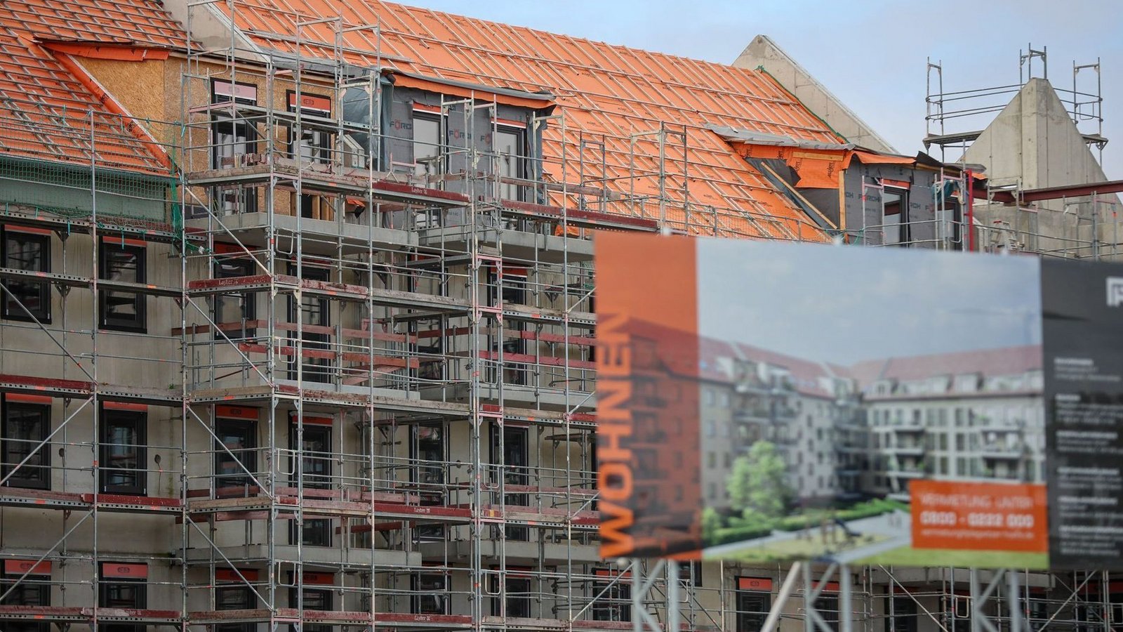 Bauen soll erleichtert, der Kauf der ersten Immobilie erleichtert werden - doch viele Pläne von Grün-Schwarz stehen wegen der Haushaltslage unter Vorbehalt.Foto: Jan Woitas/dpa Bauen soll erleichtert, der Kauf der ersten Immobilie erleichtert werden - doch viele Pläne von Grün-Schwarz stehen wegen der Haushaltslage unter Vorbehalt.Foto: Jan Woitas/dpa