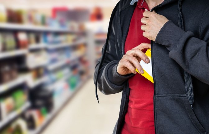 Der Jugendliche wurde beim Ladendiebstahl erwischt. (Symbolbild)<span class='image-autor'>Foto: IMAGO/Panthermedia/AndreyPopov via imago-images.de</span>