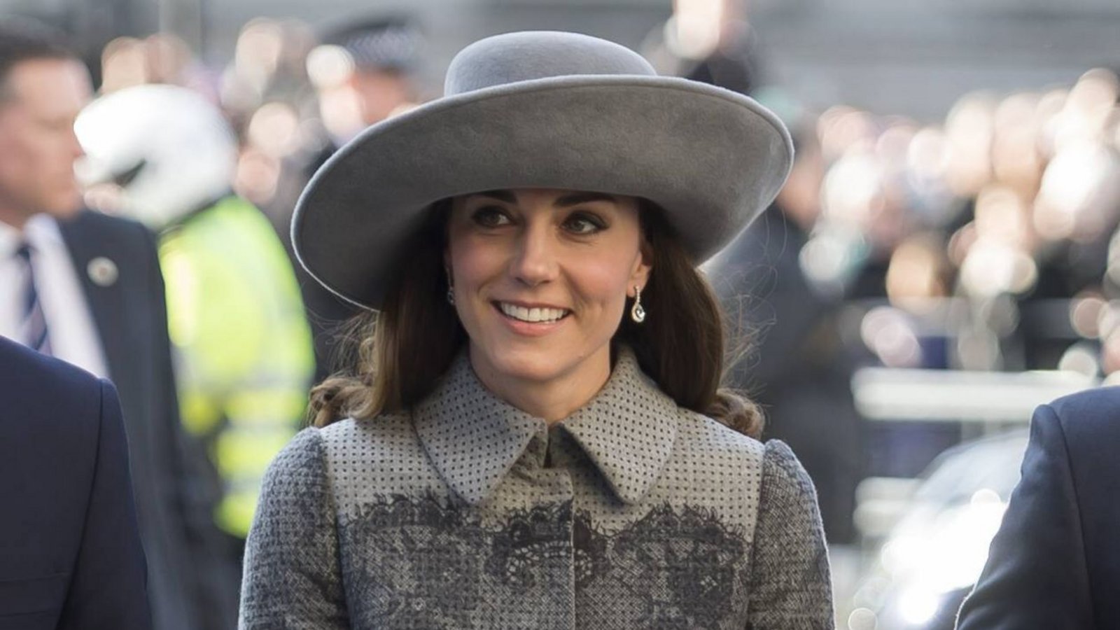 Dieser graue Erdem-Mantel, den Herzogin Kate 2016 beim Commonwealth-Tag trug, könnte auch im Kleiderschrank von Herzogin Camilla oder sogar der Queen hängen. Schöner ist es, wenn Kate sich jugendlicher kleidet.Foto: imago/i Images/imago stock&people