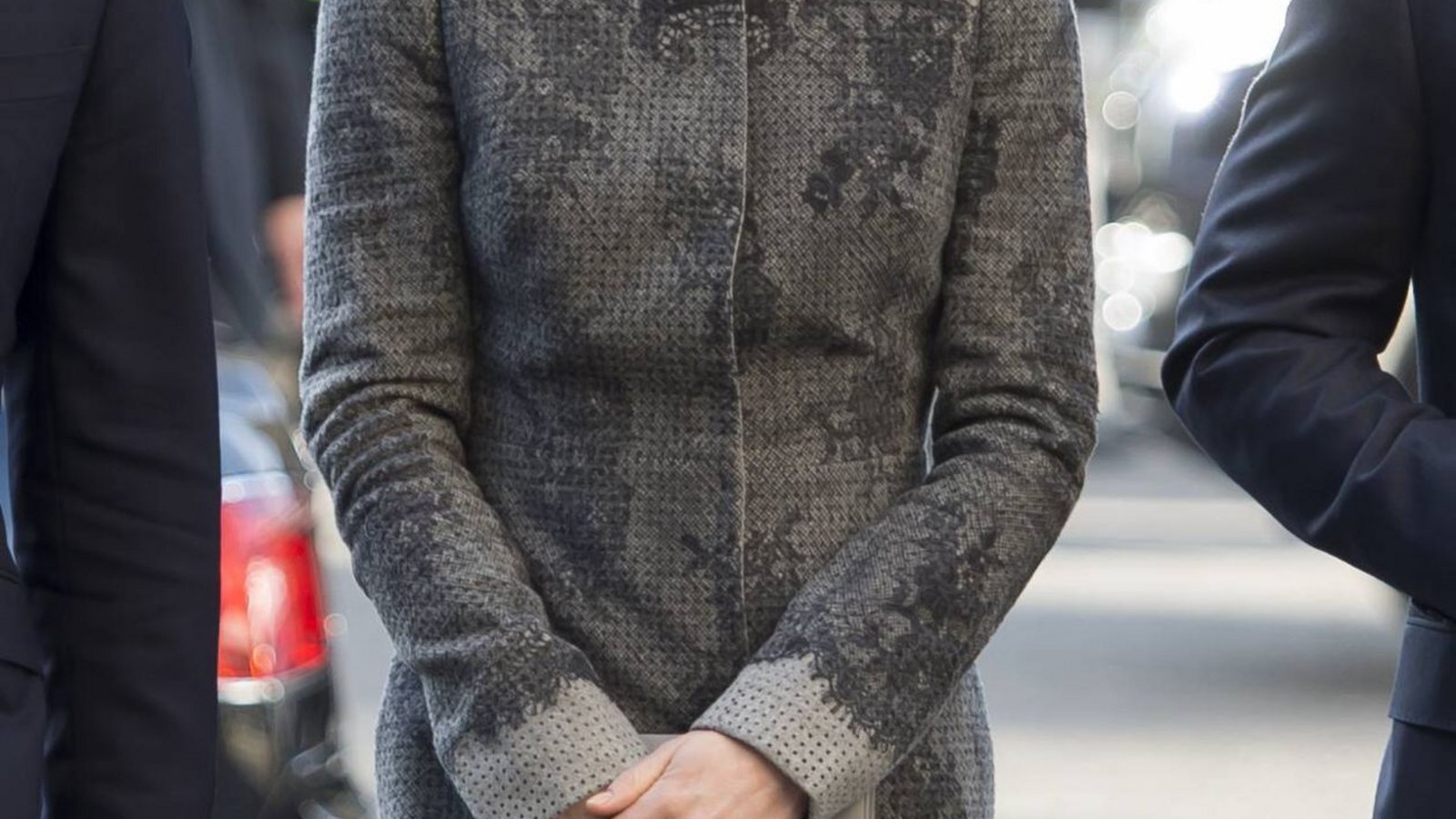 Dieser graue Erdem-Mantel, den Herzogin Kate 2016 beim Commonwealth-Tag trug, könnte auch im Kleiderschrank von Herzogin Camilla oder sogar der Queen hängen. Schöner ist es, wenn Kate sich jugendlicher kleidet.Foto: imago/i Images/imago stock&people