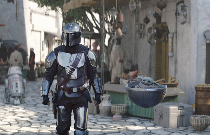 Der Mandalorianer ist auch in Staffel drei wieder mit Grogu unterwegs.<span class='image-autor'>Foto: IMAGO/Picturelux/Lucasfilm Ltd.</span>
