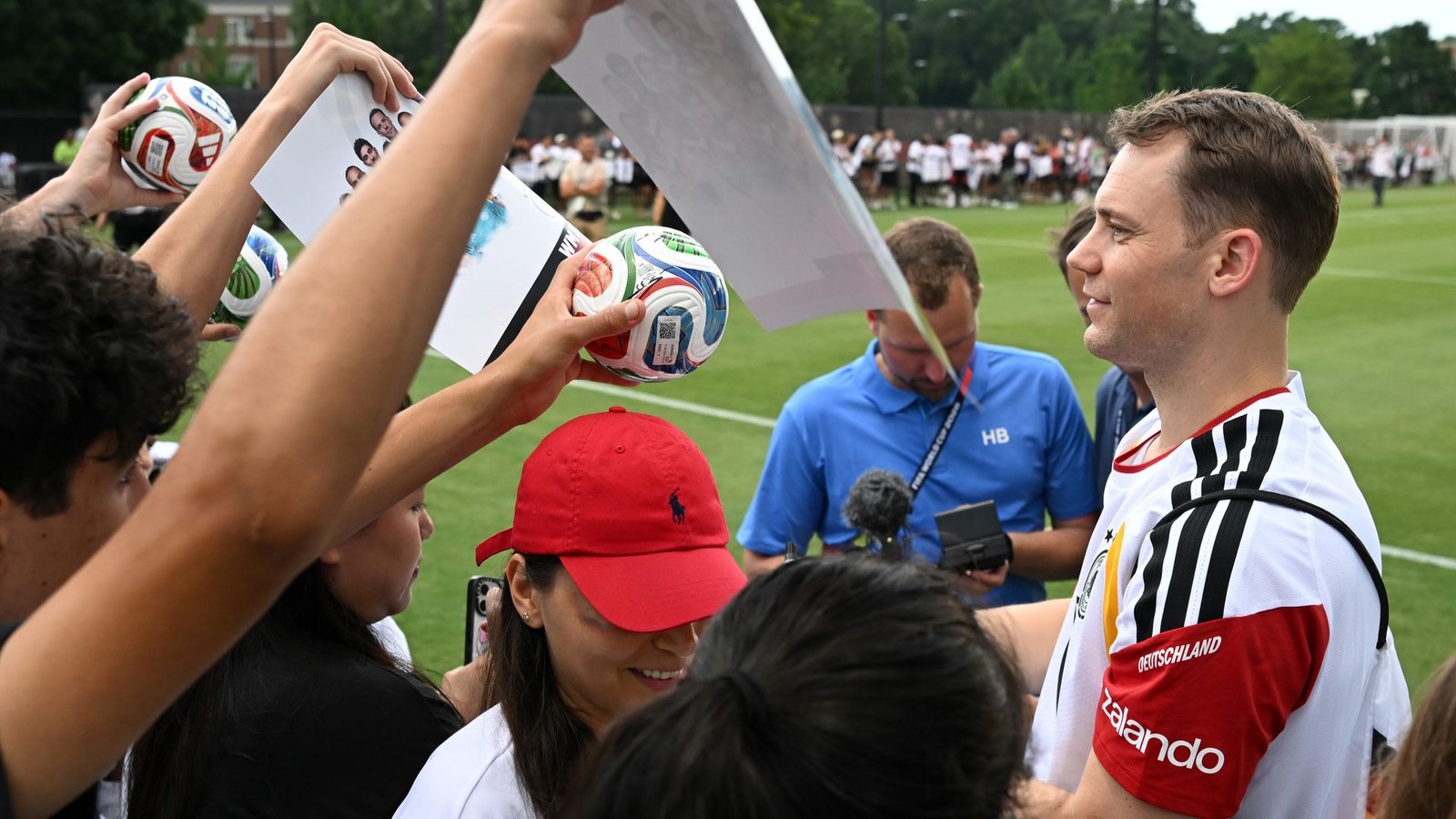 Bei den Fans ist Manuel Neuer sehr beliebt.Foto: Federico Gambarini/dpa Bei den Fans ist Manuel Neuer sehr beliebt.Foto: Federico Gambarini/dpa